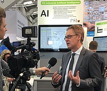 Interview with AI expert Dr. Felix at the Hannover Fair. Photo: PSI